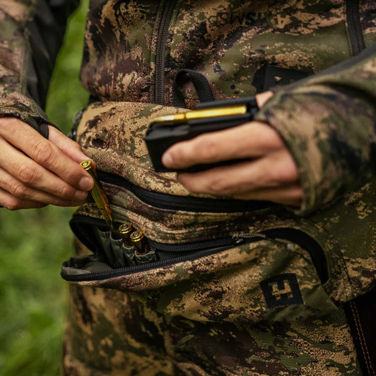 harkila-deer-stalker-camo-waist-bag-axis-msp-forest-green-ammo_jpg.webp
