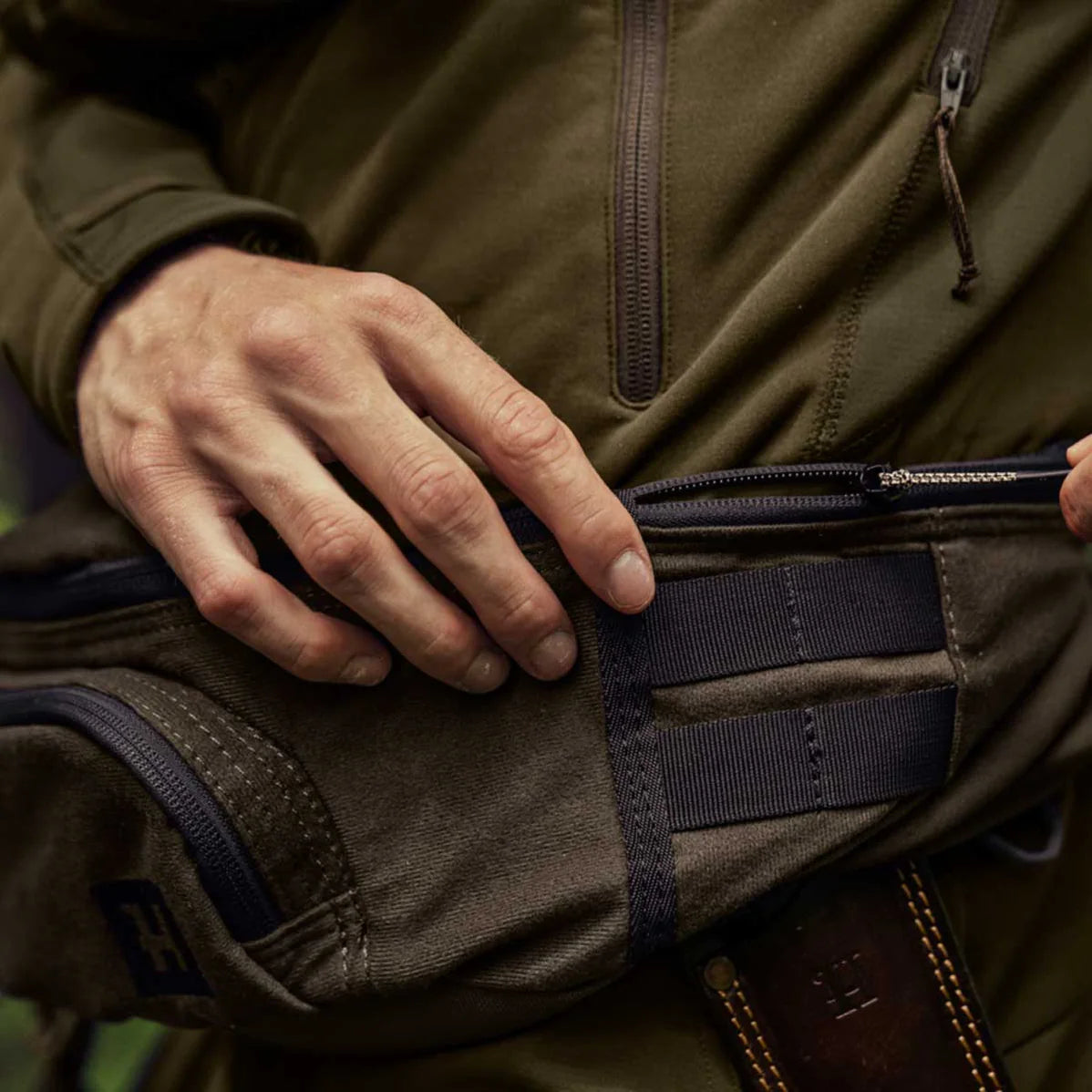 harkila-deer-stalker-waist-bag-willow-green-lifestyle_jpg.webp