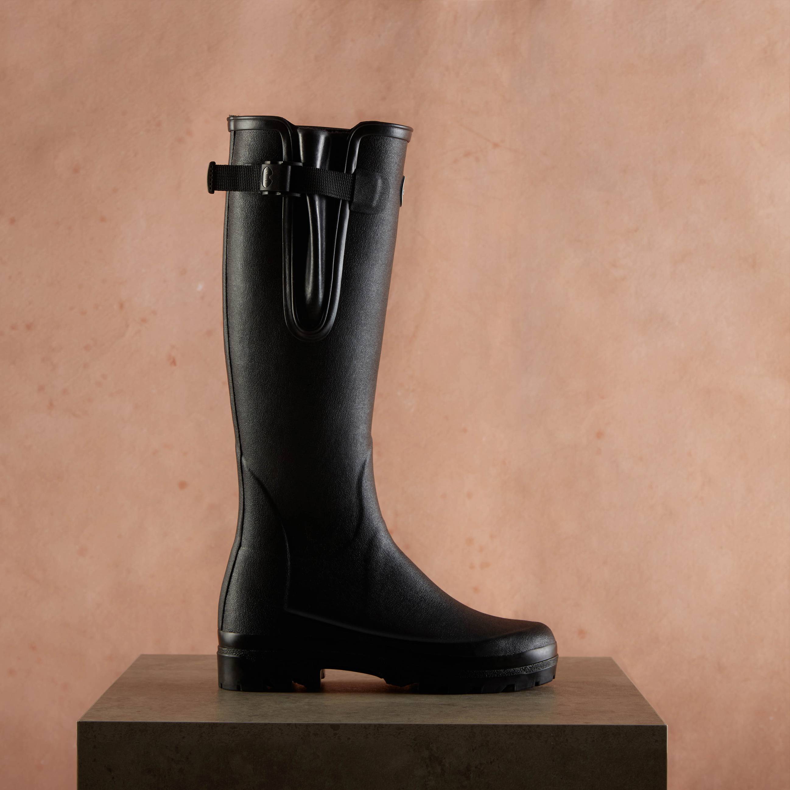 le-chameau-women-vierzonord-neoprene-lined-boot-black_plinth.jpg